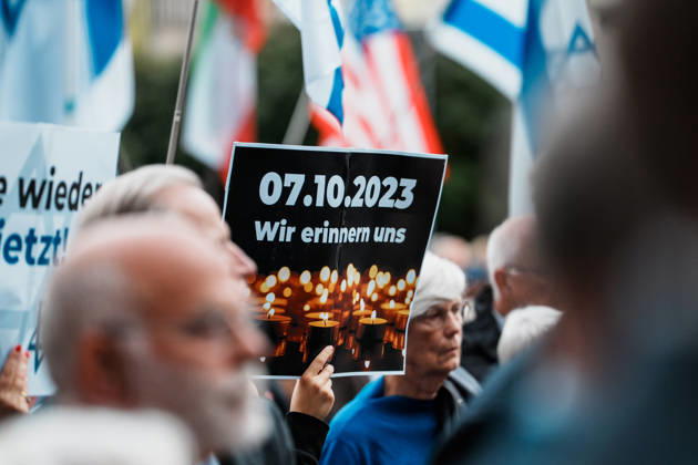 Rally in Düsseldorf marking the anniversary of Hamas’s terrorist attack on Israel on October 7, 2023, and against anti-Semitism; sign reading Wir erinnern uns, we remember Copyright: xThiemoxRudolphx
