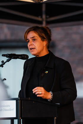 Rally in Düsseldorf marking the anniversary of Hamas’s terrorist attack on Israel on October 7, 2023, and protesting anti-Semitism; speech by Mona Neubaur, Deputy Minister-President of North Rhine-Westphalia, Minister of Economic Affairs, and member of the Green Party Copyright: xThiemoxRudolphx