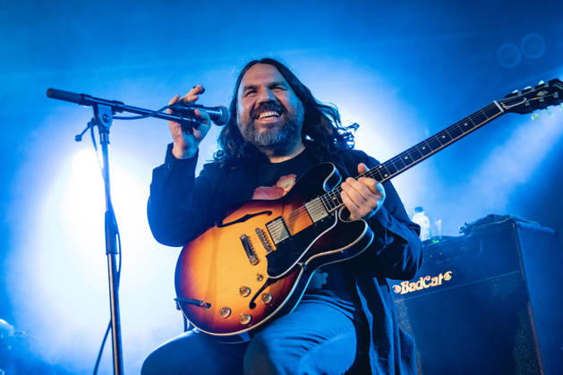 The Magic Numbers live in Malmoe, Sweden Malmo, Sweden. 07th, October 2026. The English alternative rock band The Magic Numbers performs a live concert at Plan B in Malmo. Here singer and guitarist Romeo Stodart is seen live on stage. Sweden, Malmö, Plan B  Copyright: xGonzalesxPhoto JoexMillerx