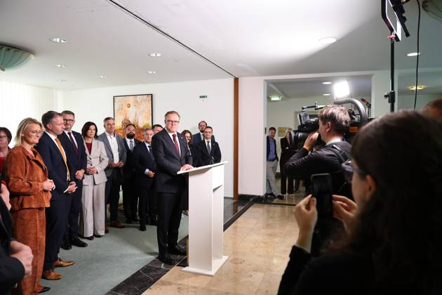Thuringian State Parliament: Statement by Minister-President Mario Voigt (CDU), October 7, 2026, Erfurt, Thuringian State Parliament, Statement by Minister President Mario Voigt (CDU); he has withdrawn the lawsuit and accepts the revocation of his doctoral degree; he is issuing this statement together with his entire parliamentary caucus, which is standing behind him symbolically