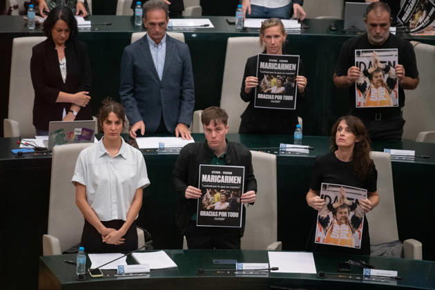 The Madrid City Council holds a special plenary session to approve two plans to increase housing. The spokesperson for Más Madrid on the City Council, Rita Maestre i, and the Más Madrid council members hold up a poster of Maricarmen during a special plenary session at the Palacio de Cibeles on October 8, 2026, in Madrid, Spain. The Madrid City Council is holding a special plenary session to give the green light to two special plans initially approved by the Governing Board, one of which will allow for the establishment of any type of lodging—including aparthotels, flex living, guesthouses, or lodging facilities on more than 240 industrial-use lots spread across eight districts of the capital, and one that amends municipal regulations to al  Copyright: xFernandoxSanchezx 7827625