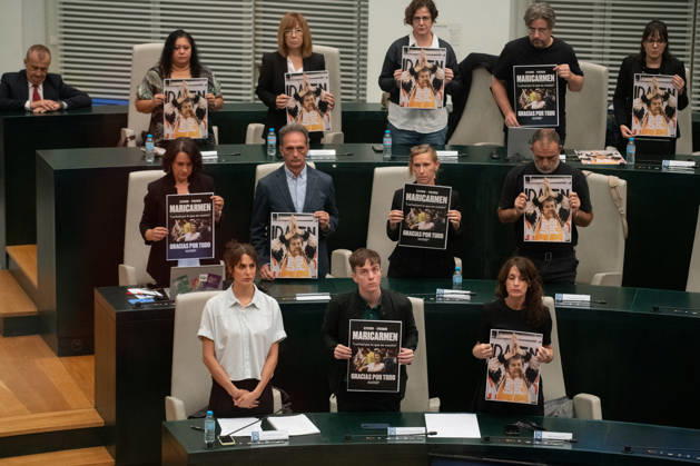 The Madrid City Council holds a special plenary session to approve two plans to increase housing. The spokesperson for Más Madrid on the City Council, Rita Maestre i, and the Más Madrid council members hold up a poster of Maricarmen during a special plenary session at the Palacio de Cibeles on October 8, 2026, in Madrid, Spain. The Madrid City Council is holding a special plenary session to give the green light to two special plans initially approved by the Governing Board, one of which will allow for the establishment of any type of lodging—including aparthotels, flex living, guesthouses, or lodging facilities on more than 240 industrial-use lots spread across eight districts of the capital, and one that amends municipal regulations to al  Copyright: xFernandoxSanchezx 7827626