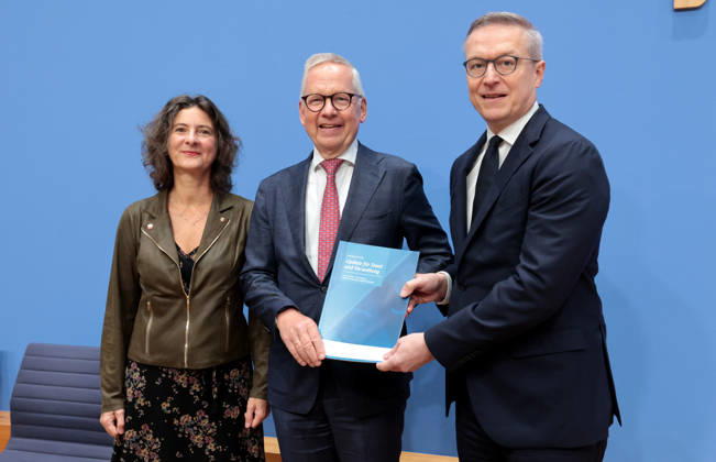 Prof. Dr. Sabine Kuhlmann, Vice Chair of the NKR; Lutz Goebel, Chair of the National Regulatory Review Board; Dr. Karsten Wildberger, Federal Minister for Digitalization and State Modernization (BMDS); press conference on the National Regulatory Review Board’s annual report on reducing bureaucracy, Berlin, October 8, 2026