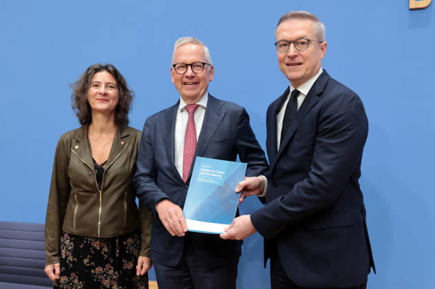 Prof. Dr. Sabine Kuhlmann, Vice Chair of the NKR; Lutz Goebel, Chair of the National Regulatory Review Board; Dr. Karsten Wildberger, Federal Minister for Digitalization and State Modernization (BMDS); press conference on the National Regulatory Review Board’s annual report on reducing bureaucracy, Berlin, October 8, 2026