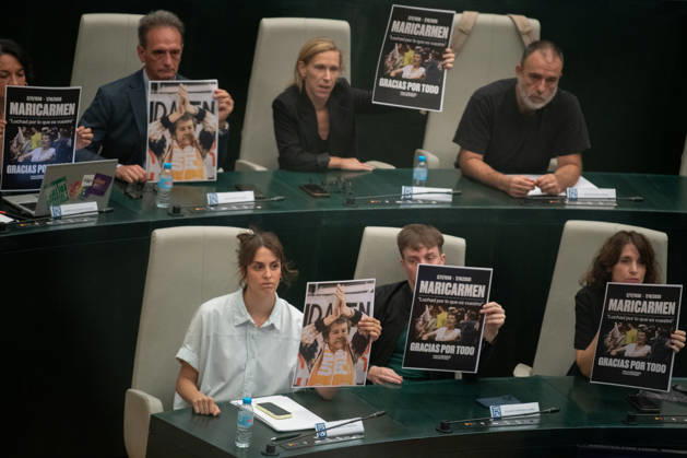 The Madrid City Council holds a special plenary session to approve two plans to increase housing. Más Madrid’s spokesperson on the City Council, Rita Maestre, and Más Madrid council members hold up a poster of Maricarmen during a special plenary session at the Palacio de Cibeles on October 8, 2026, in Madrid, Spain. The Madrid City Council is holding a special plenary session to give the green light to two special plans initially approved by the Governing Board, one of which will allow for the establishment of any type of lodging—including aparthotels, flex living, guesthouses, or lodging facilities on more than 240 industrial-use lots spread across eight districts of the capital, and one that amends municipal regulations to allow for the  Copyright: xFernandoxSanchezx 7827640
