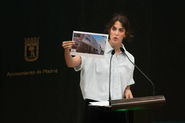 The Madrid City Council holds a special plenary session to approve two plans to increase housing. Más Madrid’s spokesperson on the City Council, Rita Maestre, and Más Madrid council members hold up a poster of Maricarmen during a special plenary session at the Palacio de Cibeles on October 8, 2026, in Madrid, Spain. The Madrid City Council is holding a special plenary session to give the green light to two special plans initially approved by the Governing Board, one of which will allow for the establishment of any type of lodging—including aparthotels, flex living, guesthouses, or lodging facilities on more than 240 industrial-use lots spread across eight districts of the capital, and one that amends municipal regulations to allow for the  Copyright: xFernandoxSanchezx 7827638