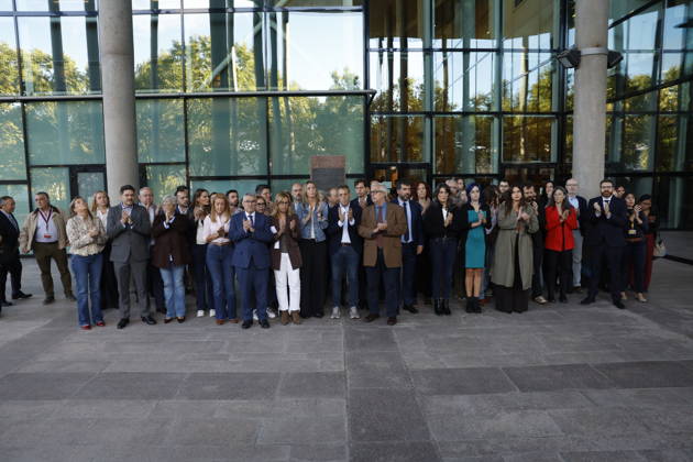 A Minute of Silence for Maricarmen in Front of the Madrid Assembly Members of the PSOE and Más Madrid during the minute of silence for Maricarmen Abascal, in front of the Madrid Assembly, on October 8, 2026, in Madrid, Spain. The PSOE and Más Madrid organized this minute of silence in front of the Assembly’s doors after the PP refused to hold the minute of silence inside the chamber. The minute of silence serves to honor the memory of Maricarmen Abascal, the 87-year-old woman who was evicted from her home—where she had lived for 71 years—and who passed away yesterday in the hospital. OCTOBER 8, 2026, Madrid, Spain Copyright: xEduardoxParrax 7827683