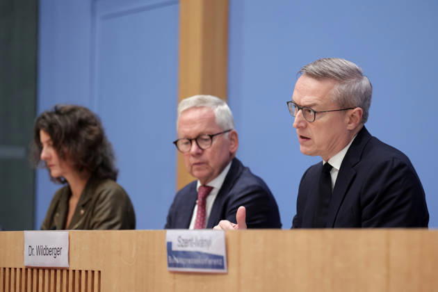 Prof. Dr. Sabine Kuhlmann, Vice Chair of the NKR; Lutz Goebel, Chair of the National Regulatory Review Board; Dr. Karsten Wildberger, Federal Minister for Digitalization and State Modernization (BMDS); press conference on the National Regulatory Review Board’s annual report on reducing bureaucracy, Berlin, October 8, 2026