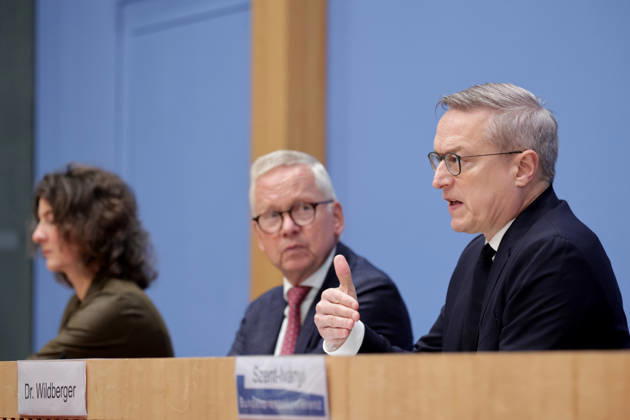Prof. Dr. Sabine Kuhlmann, Vice Chair of the NKR; Lutz Goebel, Chair of the National Regulatory Review Board; Dr. Karsten Wildberger, Federal Minister for Digitalization and State Modernization (BMDS); press conference on the National Regulatory Review Board’s annual report on reducing bureaucracy, Berlin, October 8, 2026