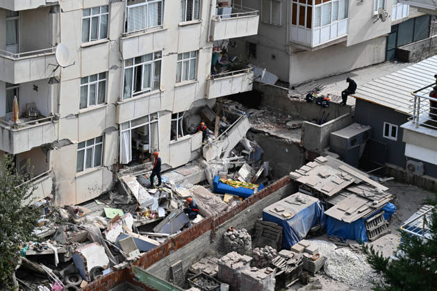 Seven-story residential building partially collapses in Istanbul ISTANBUL, TURKIYE - OCTOBER 08: Search and rescue teams conduct operations at the site of a seven-story building that partially collapsed in the Maltepe district of Istanbul, Turkiye, on October 08, 2026. Emergency personnel and ambulances are deployed to the scene as search and rescue efforts continue. Ahmet Okatali Anadolu Istanbul Turkey. Editorial use only. Please get in touch for any other usage. Copyright: x2026xAnadoluxAhmetxOkatalix