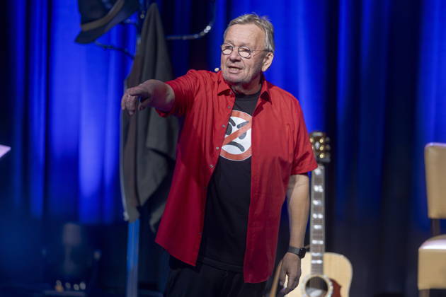 Bernd Stelter, born April 19, 1961. The German carnival performer, comedian, actor, writer, and musician performs live at the Börse in Coswig, Saxony, with his show *Don t Get Upset—It Just Gives You Wrinkles*.