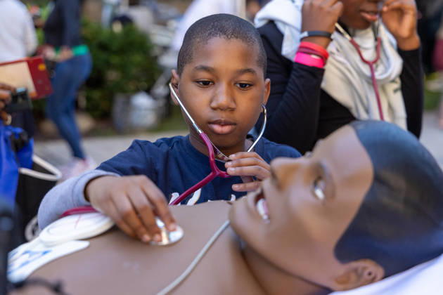 October 3, 2026, Chicago, Il - Illinois, USA - United States: A child uses a stethoscope on a medical mannequin at the annual University of Chicago South Side Science Festival on Saturday, Oct. 3, 2026 in Hyde Park. Chicago USA - United States - ZUMAm67_ 20261003_zaf_m67_008 Copyright: xArthurxMaiorellax