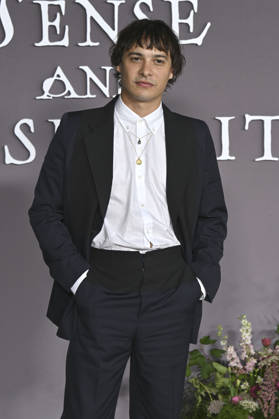 Frank Dillane at the premiere of the movie *Sense and Sensibility* at the United Theater in Los Angeles, October 7, 2026 Foto:xD.xStarbuckx xFuturexImagex sensuality_6082
