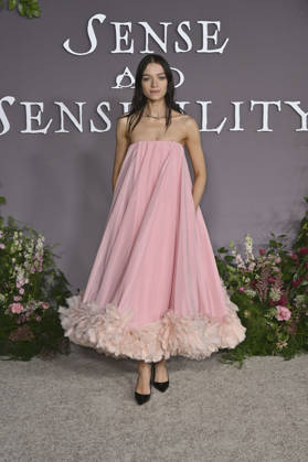 Esme Creed Miles at the premiere of the movie *Sense and Sensibility* at the United Theater in Los Angeles, October 7, 2026 Foto:xD.xStarbuckx xFuturexImagex sensuality_6099