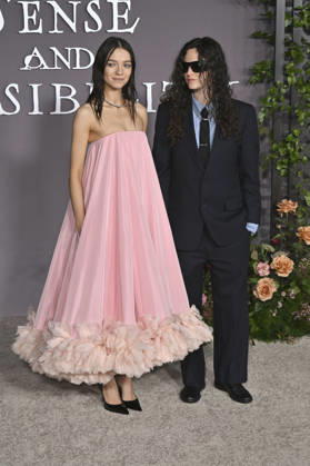 Esme Creed Miles and Daisy Maybe at the premiere of the movie *Sense and Sensibility* at the United Theater in Los Angeles, October 7, 2026 Foto:xD.xStarbuckx xFuturexImagex sensuality_6106