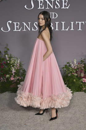 Esme Creed Miles at the premiere of the movie *Sense and Sensibility* at the United Theater in Los Angeles, October 7, 2026 Foto:xD.xStarbuckx xFuturexImagex sensuality_6100