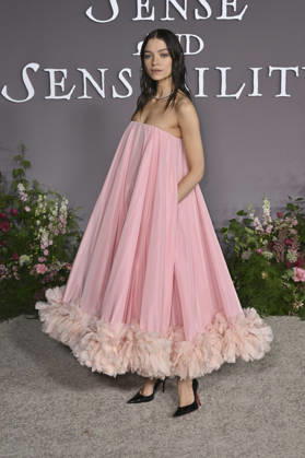 Esme Creed Miles at the premiere of the movie *Sense and Sensibility* at the United Theater in Los Angeles, October 7, 2026 Foto:xD.xStarbuckx xFuturexImagex sensuality_6101