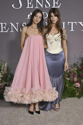 Esme Creed Miles and Daisy Edgar Jones at the premiere of the movie *Sense and Sensibility* at the United Theater in Los Angeles, October 7, 2026 Foto:xD.xStarbuckx xFuturexImagex sensuality_6112