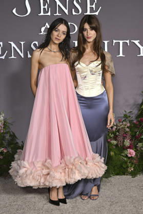 Esme Creed Miles and Daisy Edgar Jones at the premiere of the movie *Sense and Sensibility* at the United Theater in Los Angeles, October 7, 2026 Foto:xD.xStarbuckx xFuturexImagex sensuality_6113