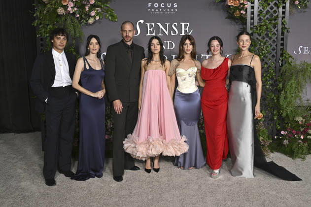Frank Dillane, Stacy Martin, Herbert Nordrum, Esme Creed Miles, Daisy Edgar Jones, Bethany Slater, and Caitriona Balfe at the premiere of the film *Sense and Sensibility* at the United Theater in Los Angeles on October 7, 2026 Foto:xD.xStarbuckx xFuturexImagex sensuality_6118