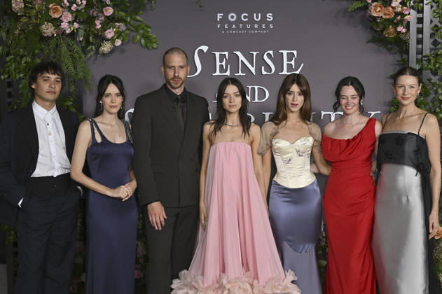Frank Dillane, Stacy Martin, Herbert Nordrum, Esme Creed Miles, Daisy Edgar Jones, Bethany Slater, and Caitriona Balfe at the premiere of the film *Sense and Sensibility* at the United Theater in Los Angeles on October 7, 2026 Foto:xD.xStarbuckx xFuturexImagex sensuality_6119