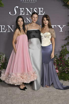 Esme Creed Miles, Caitriona Balfe, and Daisy Edgar Jones at the premiere of the film *Sense and Sensibility* at the United Theater in Los Angeles, October 7, 2026 Foto:xD.xStarbuckx xFuturexImagex sensuality_6120