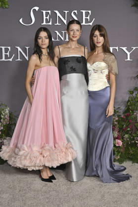 Esme Creed Miles, Caitriona Balfe, and Daisy Edgar Jones at the premiere of the film *Sense and Sensibility* at the United Theater in Los Angeles, October 7, 2026 Foto:xD.xStarbuckx xFuturexImagex sensuality_6121