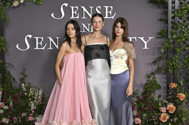 Esme Creed Miles, Caitriona Balfe, and Daisy Edgar Jones at the premiere of the film *Sense and Sensibility* at the United Theater in Los Angeles, October 7, 2026 Foto:xD.xStarbuckx xFuturexImagex sensuality_6122