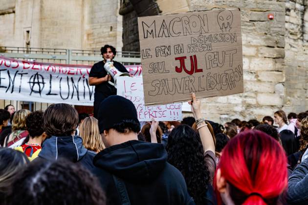 PROTEST BY HIGH SCHOOL AND COLLEGE STUDENTS IN FRONT OF THE UNIVERSITY OF AVIGNON: ACT 4 PHOTO: PQR, LE DAUPHINÉ, Christophe AGOSTINIS, Avignon, October 8, 2026 Avignon, October 8, 2026 High school students’ anger: Act 4 High school and college students gathered in front of the University of Avignon and blocked the entrance. Photo by Christophe Agostinis, Le Dauphiné Libéré. France. Fires have broken out at several schools in France as students protest by blocking access to educational institutions nationwide over school funding and learning conditions. Avignon, Vaucluse, Provence-Alpes-Côte d’Azur, France Copyright: xPHOTOPQR LExDAUPHINE MAXPPPxChristophexAGOSTINISx 20261008JDL9387 20261008JDL9391