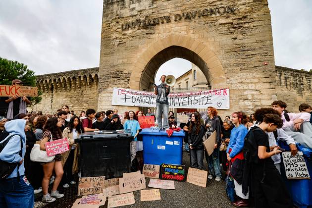 PROTEST BY HIGH SCHOOL AND COLLEGE STUDENTS IN FRONT OF THE UNIVERSITY OF AVIGNON: ACT 4 PHOTO: PQR, LE DAUPHINÉ, Christophe AGOSTINIS, Avignon, October 8, 2026 Avignon, October 8, 2026 High school students’ anger: Act 4 High school and college students gathered in front of the University of Avignon and blocked the entrance. Photo by Christophe Agostinis, Le Dauphiné Libéré. France. Fires have broken out at several schools in France as students protest by blocking access to educational institutions nationwide over school funding and learning conditions. Avignon, Vaucluse, Provence-Alpes-Côte d’Azur, France Copyright: xPHOTOPQR LExDAUPHINE MAXPPPxChristophexAGOSTINISx 20261008JDL9387 20261008JDL9395