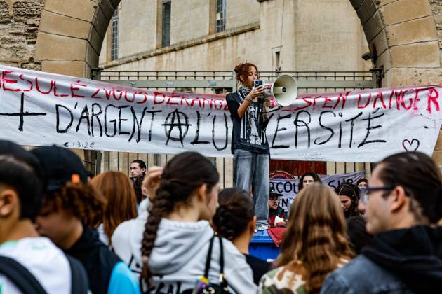 PROTEST BY HIGH SCHOOL AND COLLEGE STUDENTS IN FRONT OF THE UNIVERSITY OF AVIGNON: ACT 4 PHOTO: PQR, LE DAUPHINÉ, Christophe AGOSTINIS, Avignon, October 8, 2026 Avignon, October 8, 2026 High school students’ anger: Act 4 High school and college students gathered in front of the University of Avignon and blocked the entrance. Photo by Christophe Agostinis, Le Dauphiné Libéré. France. Fires have broken out at several schools in France as students protest by blocking access to educational institutions nationwide over school funding and learning conditions. Avignon, Vaucluse, Provence-Alpes-Côte d’Azur, France Copyright: xPHOTOPQR LExDAUPHINE MAXPPPxChristophexAGOSTINISx 20261008JDL9387 20261008JDL9392