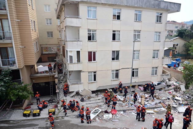 Partial collapse occurs in 7-story building in Istanbul s Maltepe district ISTANBUL, TURKIYE - OCTOBER 8: Search and rescue personnel, including firefighters, AFAD, UMKE, and police teams continue to operate at the site of a partial building collapse in the Cevizli neighborhood of Maltepe district, Istanbul, Turkiye on October 8, 2026. Trapped residents on the unaffected upper floors were evacuated while emergency teams initiated search and rescue efforts beneath the collapsed lower levels. Ten people were rescued alive from the rubble, while officials confirmed two fatalities as of late morning. Serhat Cagdas Anadolu Istanbul Turkey. Editorial use only. Please get in touch for any other usage. Copyright: x2026xAnadoluxSerhatxCagdasx