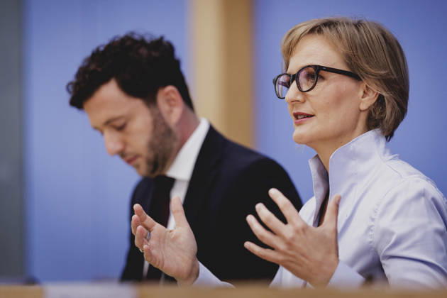 R L Franziska Brantner, co-chair of Alliance 90 The Greens, and Felix Banaszak, co-chair of Alliance 90 The Greens, photographed during the press conference to present the flagship proposal Our Plan for Germany, Berlin, October 8, 2026, Berlin, Germany Copyright: xFlorianxGaertnerx
