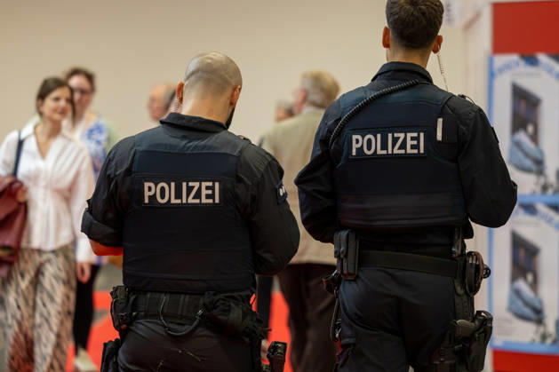 Frankfurt Book Fair 2026 August 10, 2026 Police presence on the second day of the 2026 Frankfurt Book Fair, Thursday. Numerous visitors, exhibitors, and industry professionals are making their way through the exhibition halls and aisles of the Frankfurt Exhibition Center. Police officers are on site for the event and are ensu