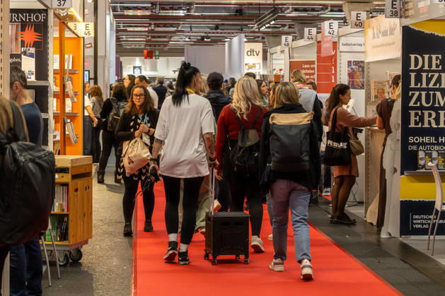 Frankfurt Book Fair 2026, August 10, 2026: Visitors to the 2026 Frankfurt Book Fair in Exhibition Hall 5 at the Frankfurt Exhibition Center. The Frankfurt Book Fair on its second day for trade visitors, 2026, Thursday. Numerous visitors, exhibitors, and industry professionals are moving through the exhibition halls and aisl