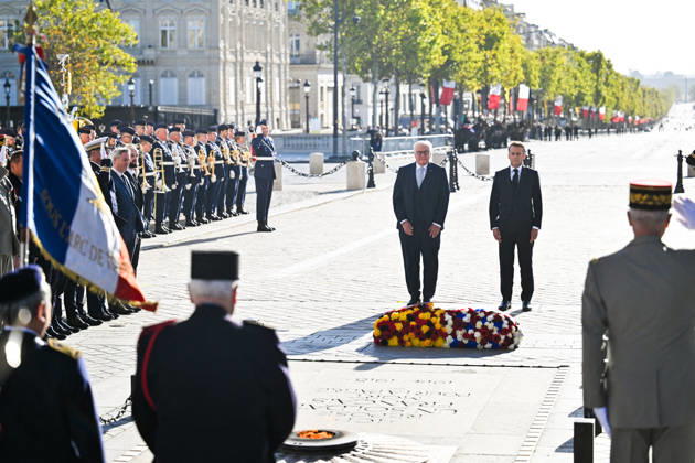 President Emmanuel Macron and Frank-Walter Steinmeier, President of Germany, at a ceremony at the Arc de Triomphe in Paris on October 8, 2026, in honor of the state visit of the President of Germany and his wife to France. Christian Liewig Bestimage President Emmanuel Macron and his wife Brigitte Macron welcome Frank-Walter Steinmeier, President of Germany, and his wife, Elke Büdenbender, for a ceremony at the Arc de Triomphe in Paris on October 8, 2026, Paris, France  Copyright: xChristianxLiewigx xBestimagexChristianxLiewigx xBestimagex