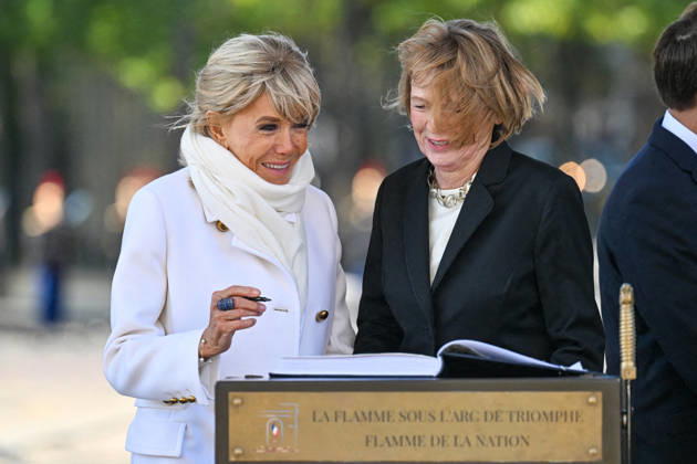 Brigitte Macron and Elke Büdenbender at a ceremony at the Arc de Triomphe in Paris on October 8, 2026, in honor of the state visit to France by the President of Germany and his wife. Christian Liewig, Bestimage. President Emmanuel Macron and his wife Brigitte Macron welcome Frank-Walter Steinmeier, President of Germany, and his wife, Elke Büdenbender, for a ceremony at the Arc de Triomphe in Paris on October 8, 2026, Paris, France  Copyright: xChristianxLiewigx xBestimagexChristianxLiewigx xBestimagex