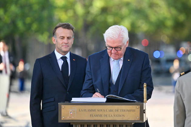 President Emmanuel Macron and Frank-Walter Steinmeier, President of Germany, at a ceremony at the Arc de Triomphe in Paris on October 8, 2026, in honor of the state visit of the President of Germany and his wife to France. Christian Liewig Bestimage President Emmanuel Macron and his wife Brigitte Macron welcome Frank-Walter Steinmeier, President of Germany, and his wife, Elke Büdenbender, for a ceremony at the Arc de Triomphe in Paris on October 8, 2026, Paris, France  Copyright: xChristianxLiewigx xBestimagexChristianxLiewigx xBestimagex