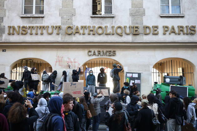 Catholic Institute of Paris Blockade - Paris Students blocking campus of Catholic Institute of Paris ( Institut Catholique de Paris ) in Paris, on October 8, 2026 as they continue their protest to demand the hiring of substitute teachers, increased resources, and decent learning conditions. Photo by Raphael Lafargue ABACAPRESS.COM Paris Ile-de-France France  Copyright: xLafarguexRaphael ABACAx