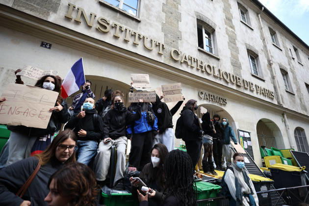 Catholic Institute of Paris Blockade - Paris Students blocking campus of Catholic Institute of Paris ( Institut Catholique de Paris ) in Paris, on October 8, 2026 as they continue their protest to demand the hiring of substitute teachers, increased resources, and decent learning conditions. Photo by Raphael Lafargue ABACAPRESS.COM Paris Ile-de-France France  Copyright: xLafarguexRaphael ABACAx