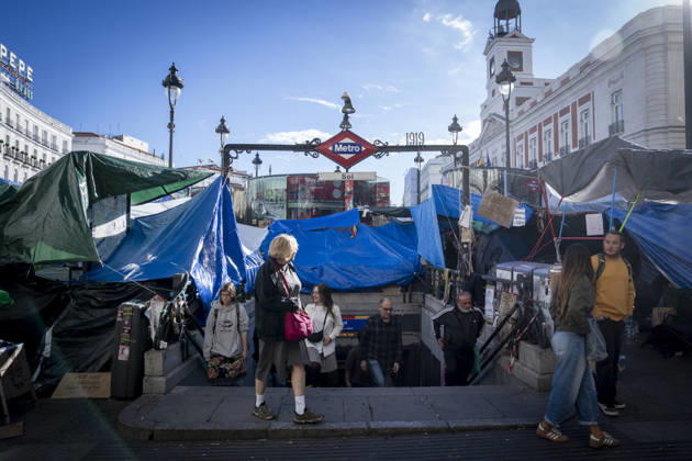 Protesters at Sol Square Stand by Their Demands for Housing Housing Protest at Puerta del Sol, October 8, 2026, in Madrid, Spain. The encampment at Sol has spilled over into the square, and the protesters are maintaining their demands against evictions and exorbitant rents. The Official State Gazette (BOE) published yesterday, October 7, the new version of the housing and rent decrees that the Council of Ministers approved the previous day OCTOBER 8, 2026 A Pé Madrid, Madrid, Spain Copyright: xA.xPÃ rezxMecax 7828150