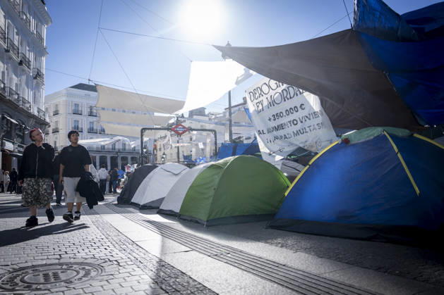 Protesters at Sol Square Stand by Their Demands for Housing Housing Protest at Puerta del Sol, October 8, 2026, in Madrid, Spain. The encampment at Sol has spilled over into the square, and the protesters are maintaining their demands against evictions and exorbitant rents. The Official State Gazette (BOE) published yesterday, October 7, the new version of the housing and rent decrees that the Council of Ministers approved the previous day OCTOBER 8, 2026 A Pé Madrid, Madrid, Spain Copyright: xA.xPÃ rezxMecax 7828152