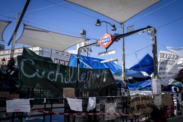 Protesters at Sol Square Stand by Their Demands for Housing Housing Protest at Puerta del Sol, October 8, 2026, in Madrid, Spain. The encampment at Sol has spilled over into the square, and the protesters are maintaining their demands against evictions and exorbitant rents. The Official State Gazette (BOE) published yesterday, October 7, the new version of the housing and rent decrees that the Council of Ministers approved the previous day OCTOBER 8, 2026 A Pé Madrid, Madrid, Spain Copyright: xA.xPÃ rezxMecax 7828153