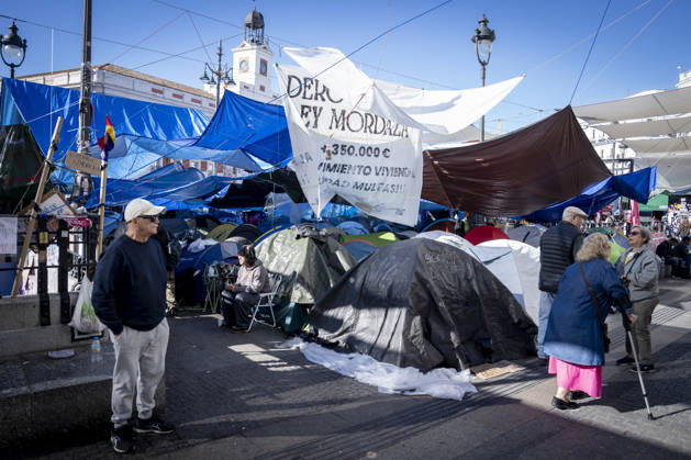 Protesters at Sol Square Stand by Their Demands for Housing Housing Protest at Puerta del Sol, October 8, 2026, in Madrid, Spain. The encampment at Sol has spilled over into the square, and the protesters are maintaining their demands against evictions and exorbitant rents. The Official State Gazette (BOE) published yesterday, October 7, the new version of the housing and rent decrees that the Council of Ministers approved the previous day OCTOBER 8, 2026 A Pé Madrid, Madrid, Spain Copyright: xA.xPÃ rezxMecax 7828154