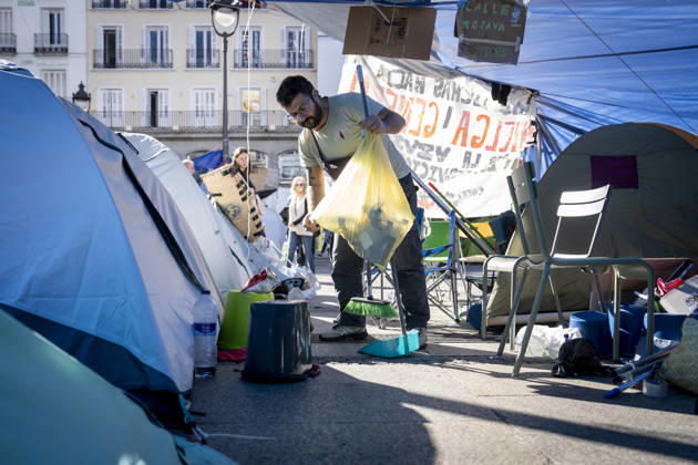 Protesters at Sol Square Stand by Their Demands for Housing Housing Protest at Puerta del Sol, October 8, 2026, in Madrid, Spain. The encampment at Sol has spilled over into the square, and the protesters are maintaining their demands against evictions and exorbitant rents. The Official State Gazette (BOE) published yesterday, October 7, the new version of the housing and rent decrees that the Council of Ministers approved the previous day OCTOBER 8, 2026 A Pé Madrid, Madrid, Spain Copyright: xA.xPÃ rezxMecax 7828159