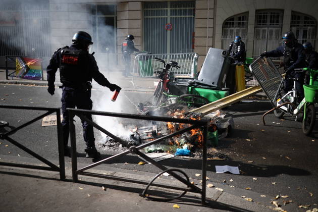 Paris-Panthéon-Assas Students Protest - Paris Policemen pictured as students protest outside Paris-Panthéon-Assas university in Paris, on October 8, 2026 on support of high school students as they continue their protest to demand the hiring of substitute teachers, increased resources, and decent learning conditions. Photo by Raphael Lafargue ABACAPRESS.COM Paris Ile-de-France France  Copyright: xLafarguexRaphael ABACAx