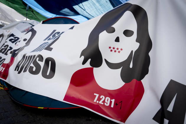 Protesters at Sol Square Stand by Their Demands for Housing A banner during the housing protest at Puerta del Sol on October 8, 2026, in Madrid, Spain. The encampment at Sol has spilled over into the square, and the protesters are maintaining their demands against evictions and exorbitant rents. The Official State Gazette (BOE) published yesterday, October 7, the new version of the housing and rent decrees that the Council of Ministers had approved the previous day OCTOBER 8, 2026 A Pé Madrid, Madrid, Spain Copyright: xA.xPÃ rezxMecax 7828184