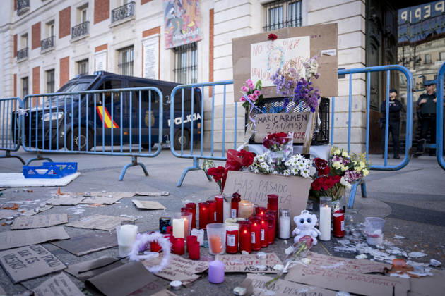 Protesters at Sol Square Stand by Their Demands for Affordable Housing Flowers and candles in tribute to Maricarmen Abascal during the housing protest at Puerta del Sol on October 8, 2026, in Madrid, Spain. The encampment at Sol has spilled over into the square, and the protesters are maintaining their demands against evictions and exorbitant rents. The Official State Gazette (BOE) published yesterday, October 7, the new version of the housing and rent decrees that the Council of Ministers approved the previous day OCTOBER 8, 2026 A Pé Madrid, Madrid, Spain Copyright: xA.xPÃ rezxMecax 7828180