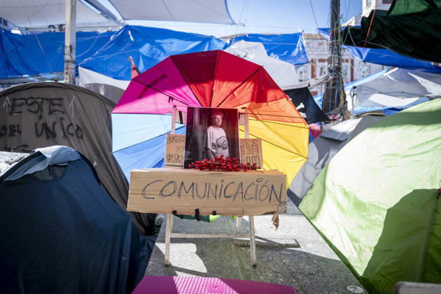 Protesters at Sol Square Stand by Their Demands for Affordable Housing Flowers and candles in tribute to Maricarmen Abascal during the housing protest at Puerta del Sol on October 8, 2026, in Madrid, Spain. The encampment at Sol has spilled over into the square, and the protesters are maintaining their demands against evictions and exorbitant rents. The Official State Gazette (BOE) published yesterday, October 7, the new version of the housing and rent decrees that the Council of Ministers approved the previous day OCTOBER 8, 2026 A Pé Madrid, Madrid, Spain  Copyright: xA.xPÃ rezxMecax 7828181