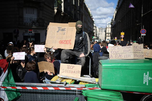 Catholic Institute of Paris and Paris-Panthéon-Assas Students Protest - Paris Students from the Catholic Institute of Paris and Paris-Panthéon-Assas University gather outside Paris-Panthéon-Assas University during a demonstration in support of high school students. The protesters are demanding the hiring of substitute teachers, increased resources, and decent learning conditions. Paris, France, October 8, 2026. Photo by Raphael Lafargue ABACAPRESS.COM Paris Ile-de-France France  Copyright: xLafarguexRaphael ABACAx